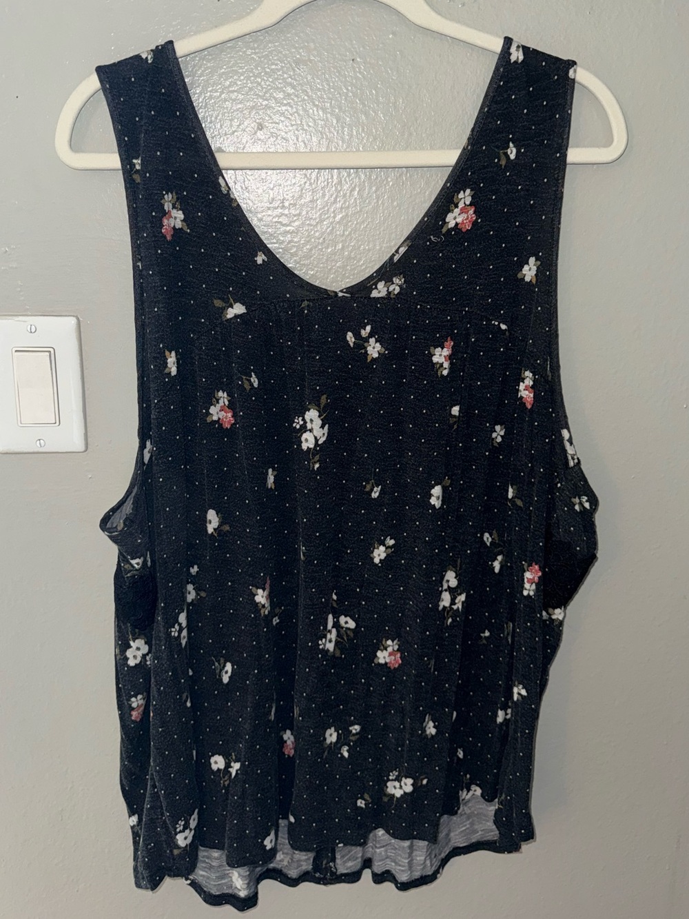 2X Black Floral Button-Front Tank with Lace detailing - Picture 4 of 6